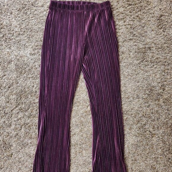 These Women's Wild Fable Purple Flared Pants in size M feature an elastic waist - Picture 1 of 7